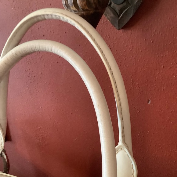 Beautiful Rafē Bag in a Tan Canvas with White Leather Trim. - Picture 9 of 16